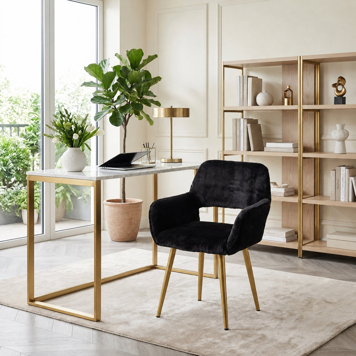 Chaise de salle à manger de style scandinave en fausse fourrure noire avec pieds en métal doré