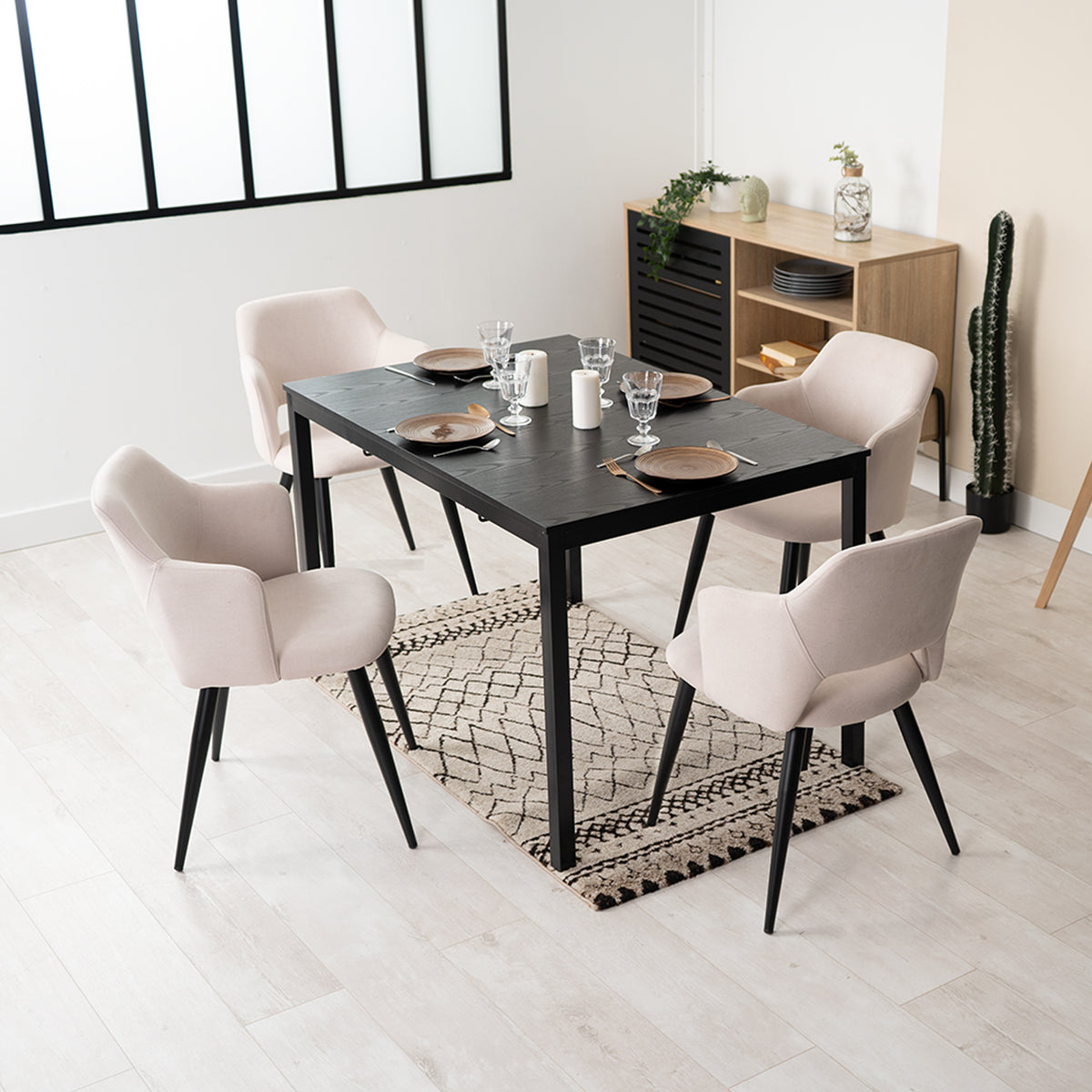 Ensemble table à manger extensible noire et 4 fauteuils en tissu beige de style scandinave