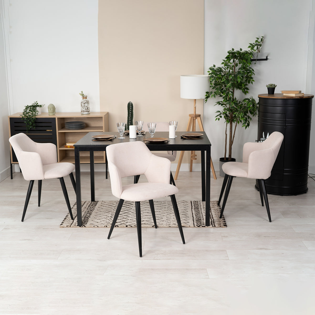 Ensemble table à manger extensible noire et 4 fauteuils en tissu beige de style scandinave