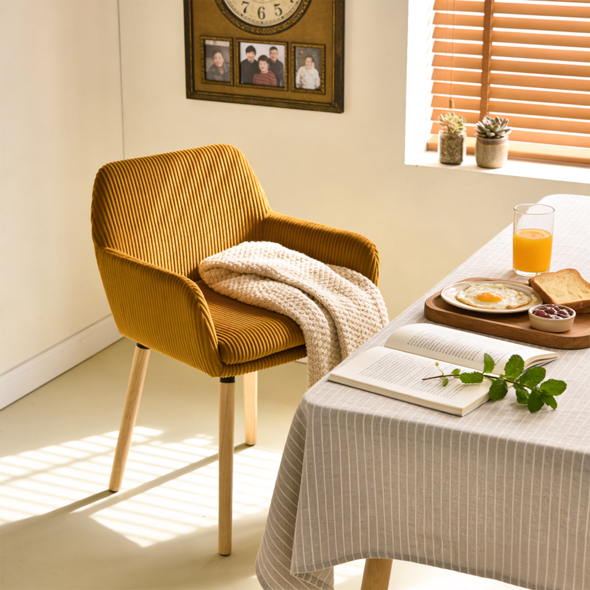 Lot de 2 chaises de salle à manger de style scandinave avec pieds en bois et accoudoirs en velours côtelé jaune - ELIA