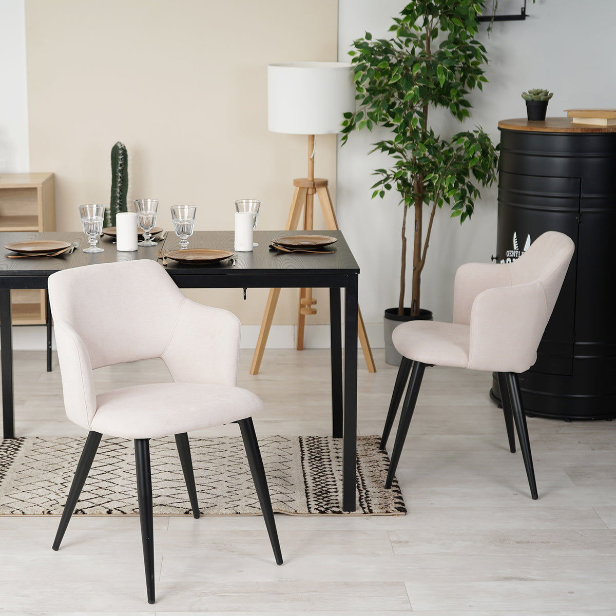 Set von 2 skandinavischen Esszimmer Sesseln mit beige Stoffarmlehnen - Akanji