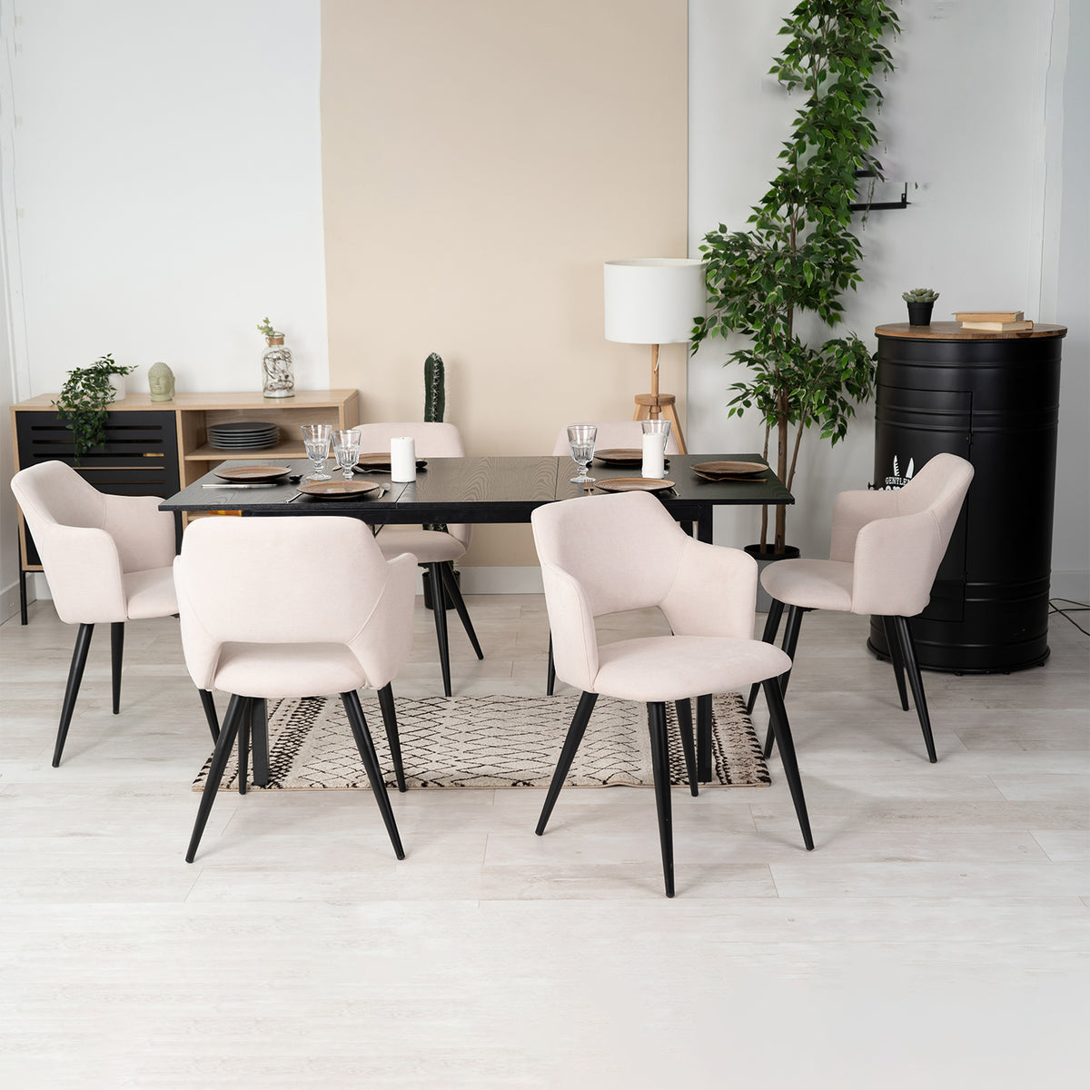 Set mit 6 skandinavischen Esszimmersesseln mit Armlehnen aus beigem Stoff – AKANJI