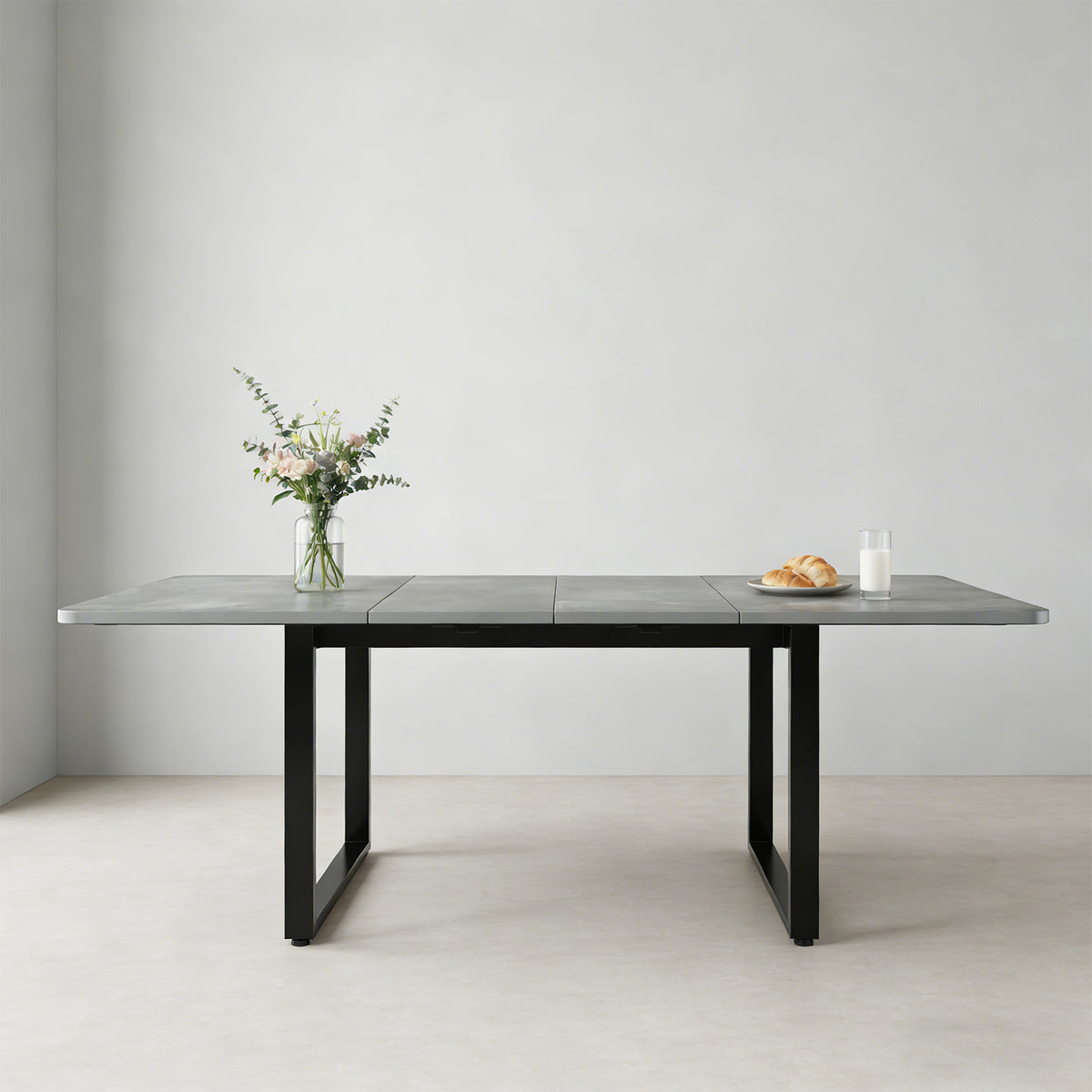Table à manger gris extensible à trois rallonges avec pieds métalliques