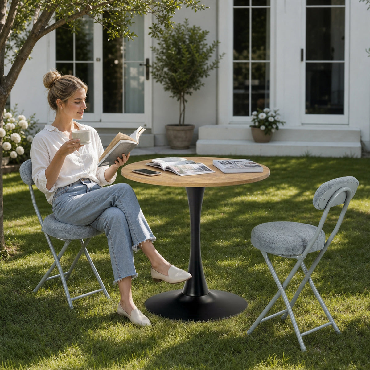 Ensemble de salle à manger de style scandinave comprenant une table ronde en chêne et quatre chaises pliantes grises