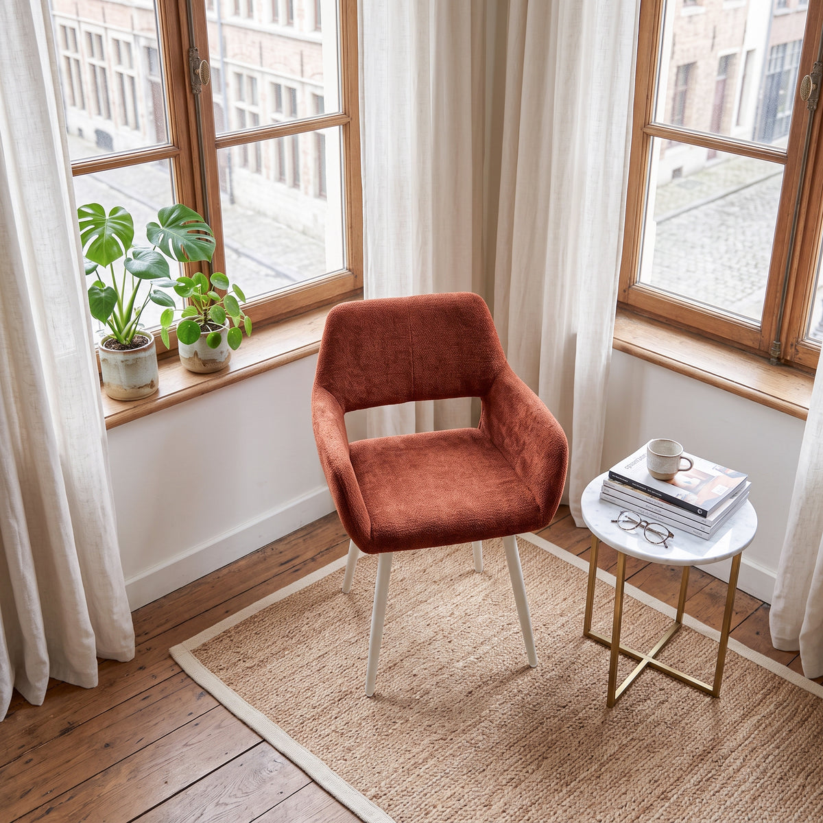 Lot de 2 fauteuils de salle à manger scandinaves avec accoudoirs en chenille terracotta - CROMWELL