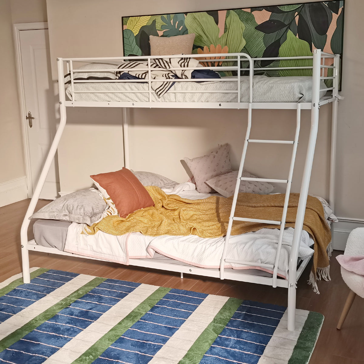 Lit superposé 3 places et 2 étages en métal blanc avec échelle 140x190cm et 90x190cm (matelas non inclus) - JAZZ