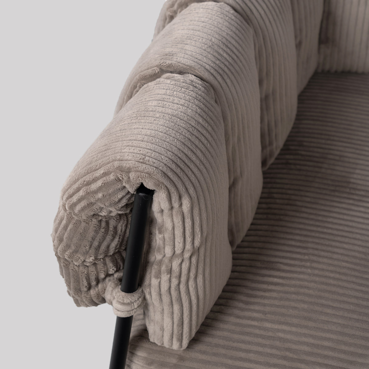 Loungesessel mit Armlehnen aus helltaupefarbenem Cord – DOMCO