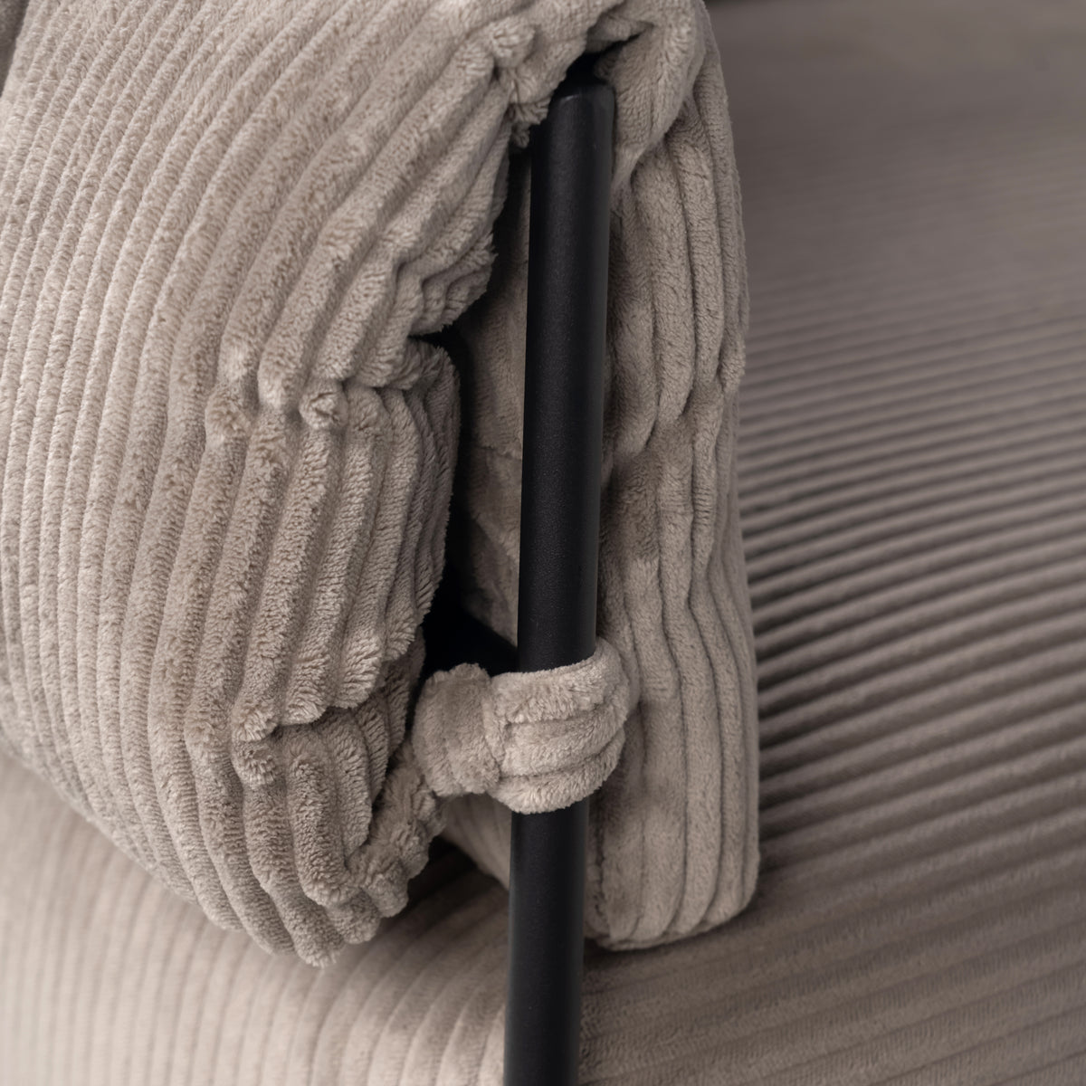 Loungesessel mit Armlehnen aus helltaupefarbenem Cord – DOMCO