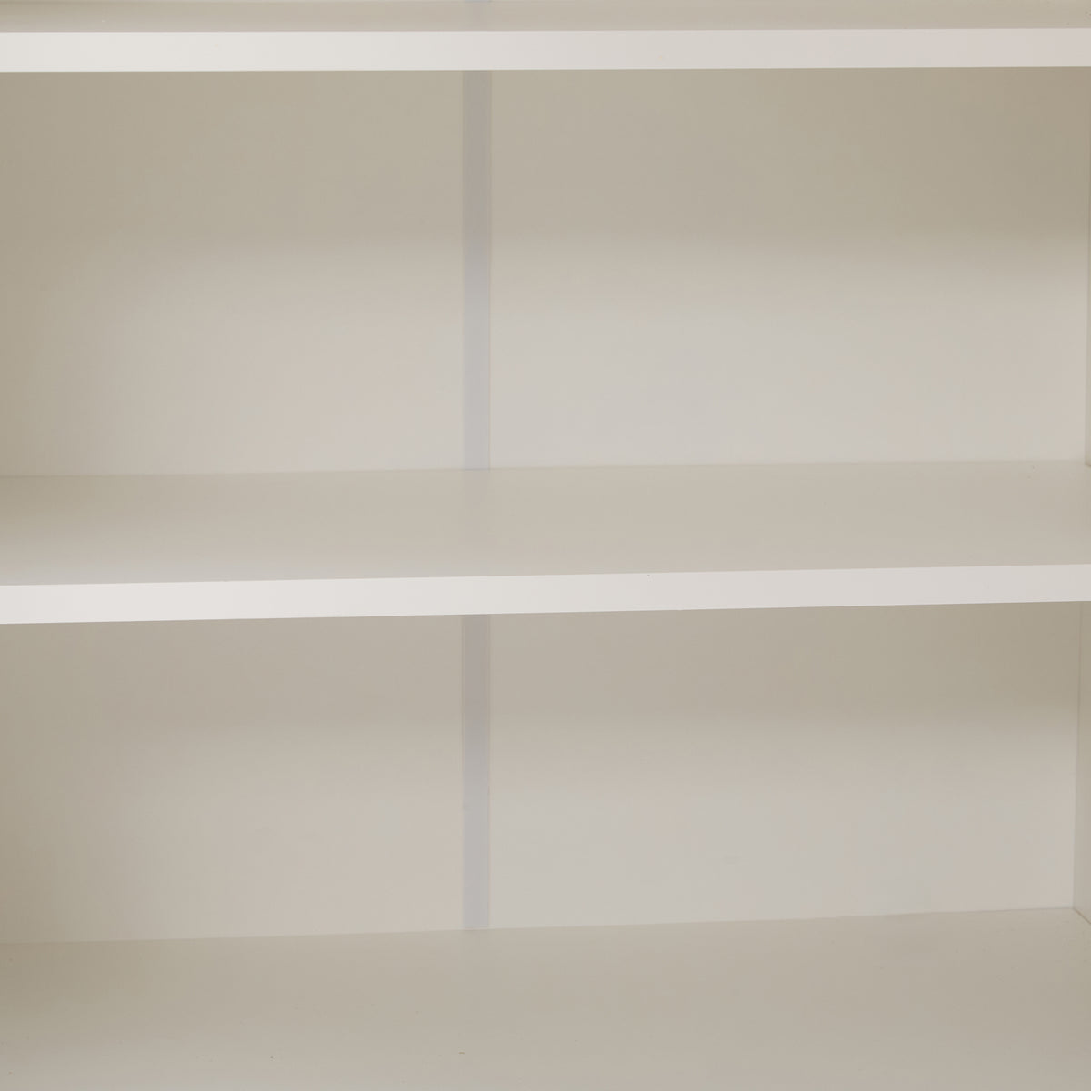 Meuble à chaussures blanc avec étagères réglables, commode minimaliste pour l'entrée, avec pieds en bois massif