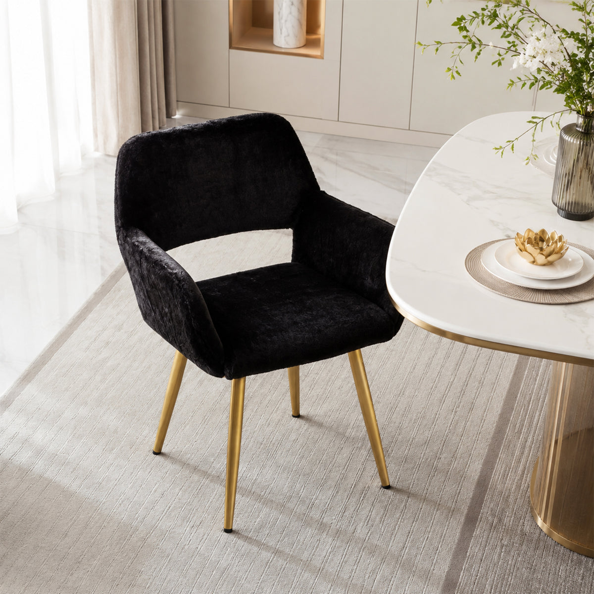 Chaise de salle à manger de style scandinave en fausse fourrure noire avec pieds en métal doré