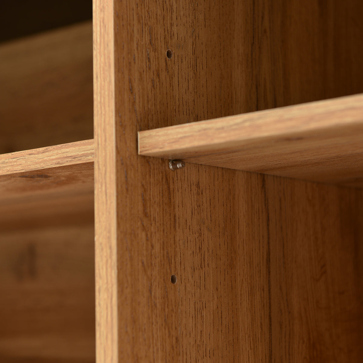 Modern low buffet 160 cm in natural wood with 3 doors, adjustable shelves and black feet - 160 x 35 x 76 cm