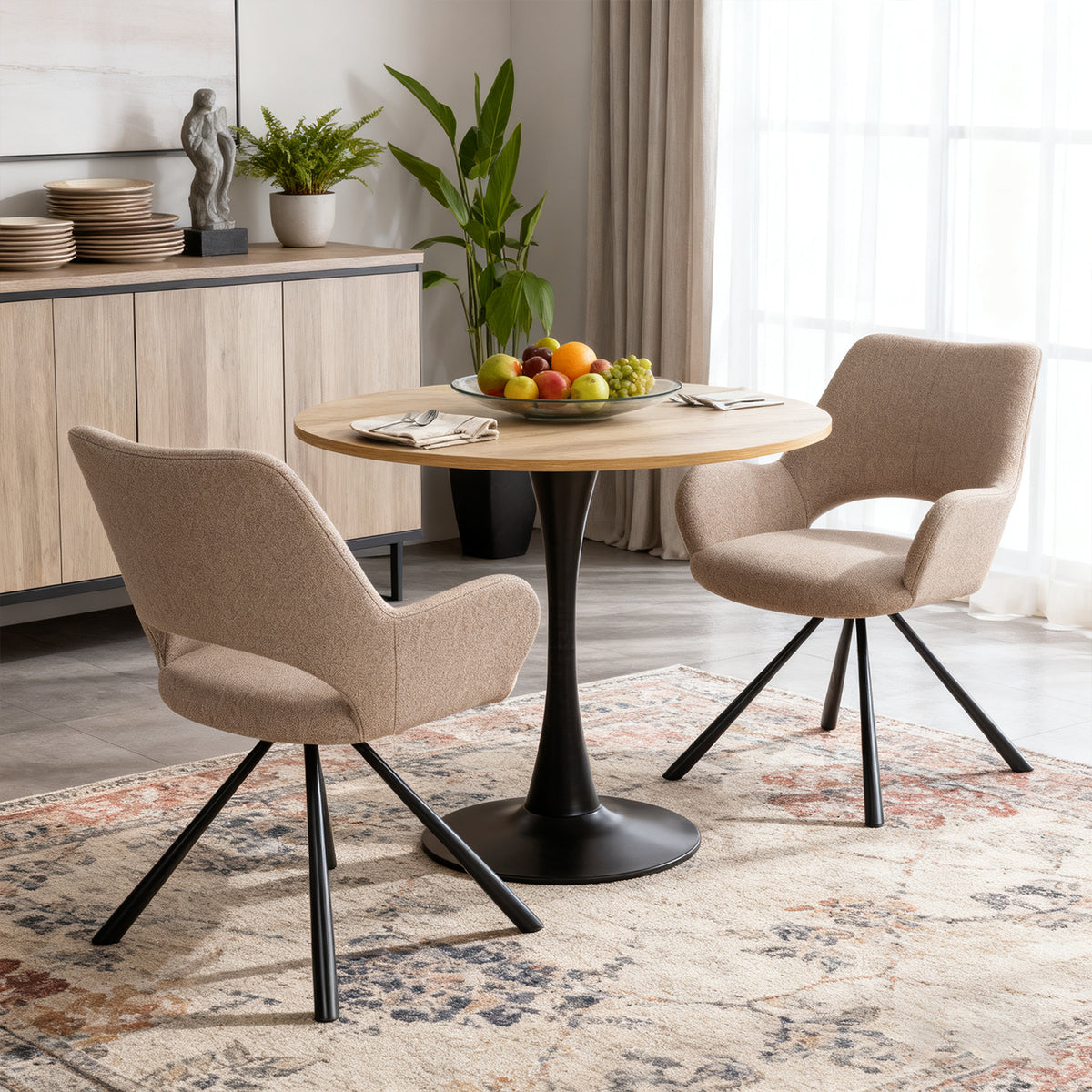 Ensemble de salle à manger de style scandinave comprenant une table ronde en chêne et 2 fauteuils beige