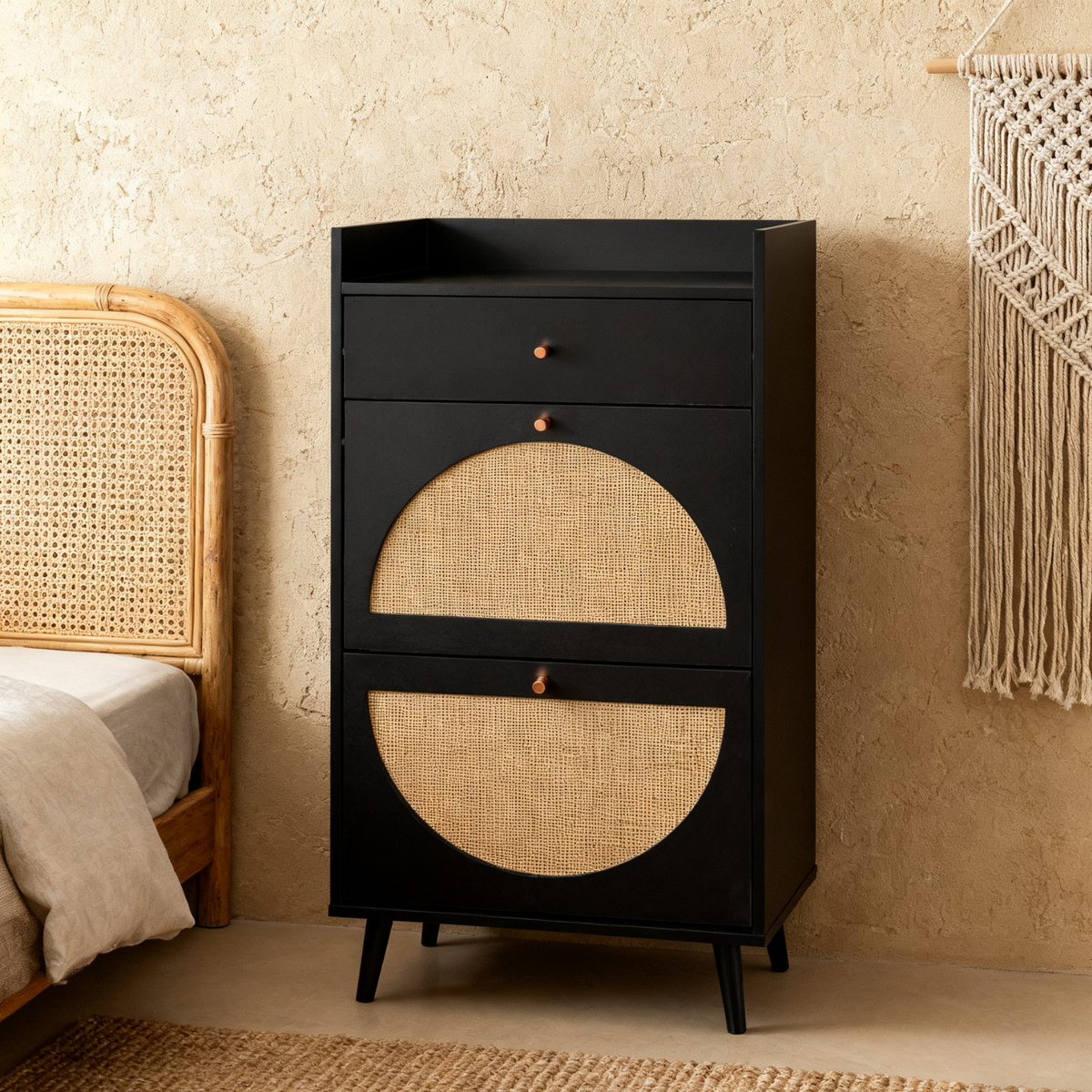 Meuble à chaussures noir 60x24x110 cm avec 2 portes en rotin, 1 tiroir et étagères réglables
