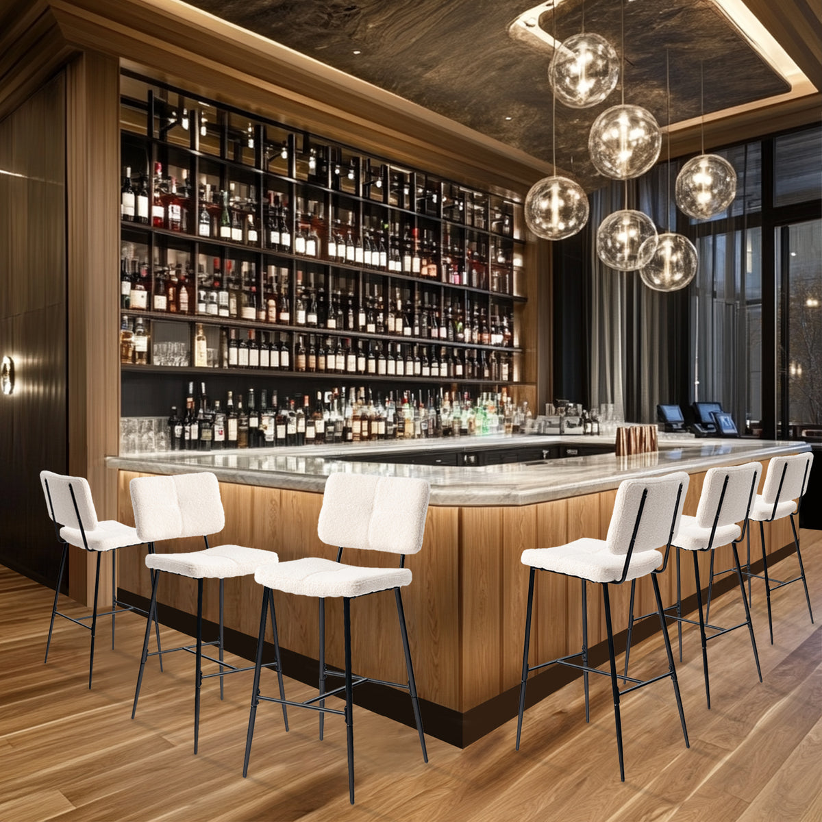Set mit 6 skandinavischen Barhockern mit Rückenlehne aus beigem Schaffellstoff – POMONA BAR