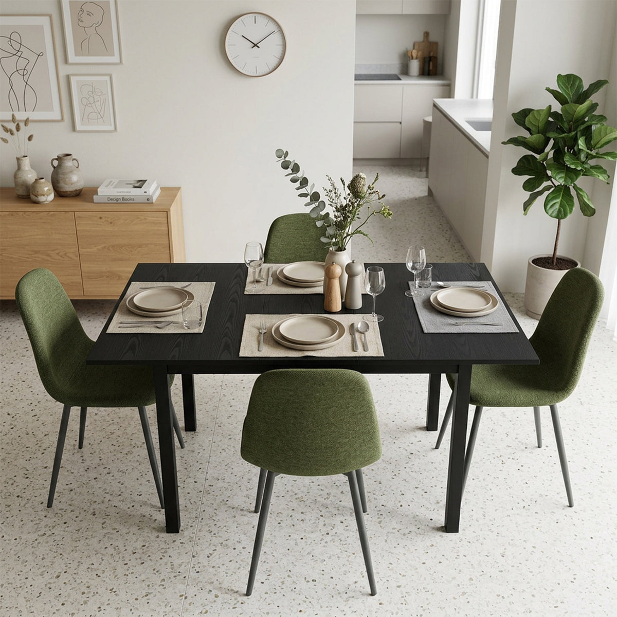Runder Tisch in Walnussoptik Ø80 cm mit 4 schwarzen Samtstühlen, moderner und komfortabler Stil