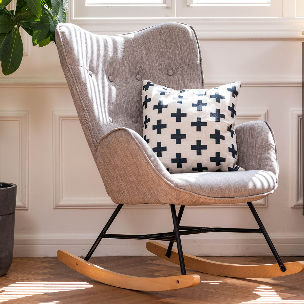 Fauteuil à bascule allaitement scandinave avec accoudoirs en tissu gris capitonné - EPPING