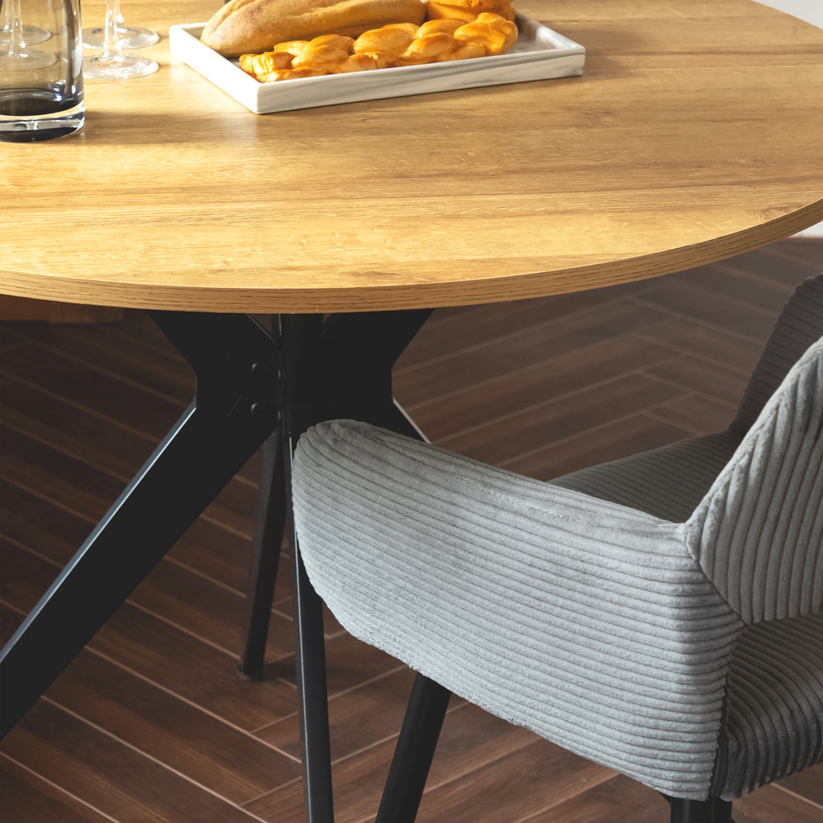 Ensemble de salle à manger de style scandinave composé d'une table ronde en chêne et de 4 chaises en tissu vert