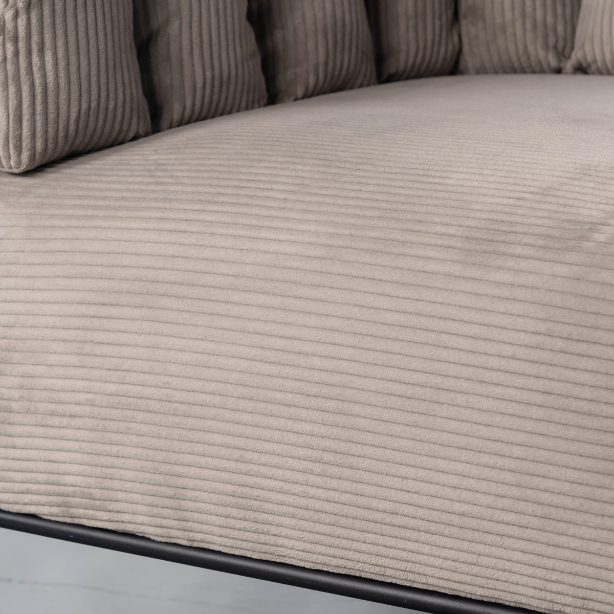 Loungesessel mit Armlehnen aus helltaupefarbenem Cord – DOMCO