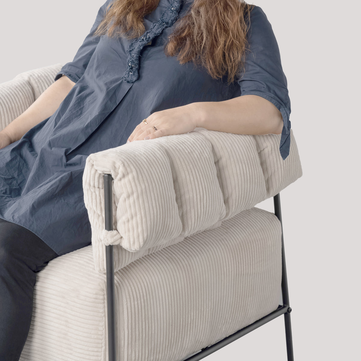 Loungesessel mit Armlehnen aus beigem Cord – DOMCO