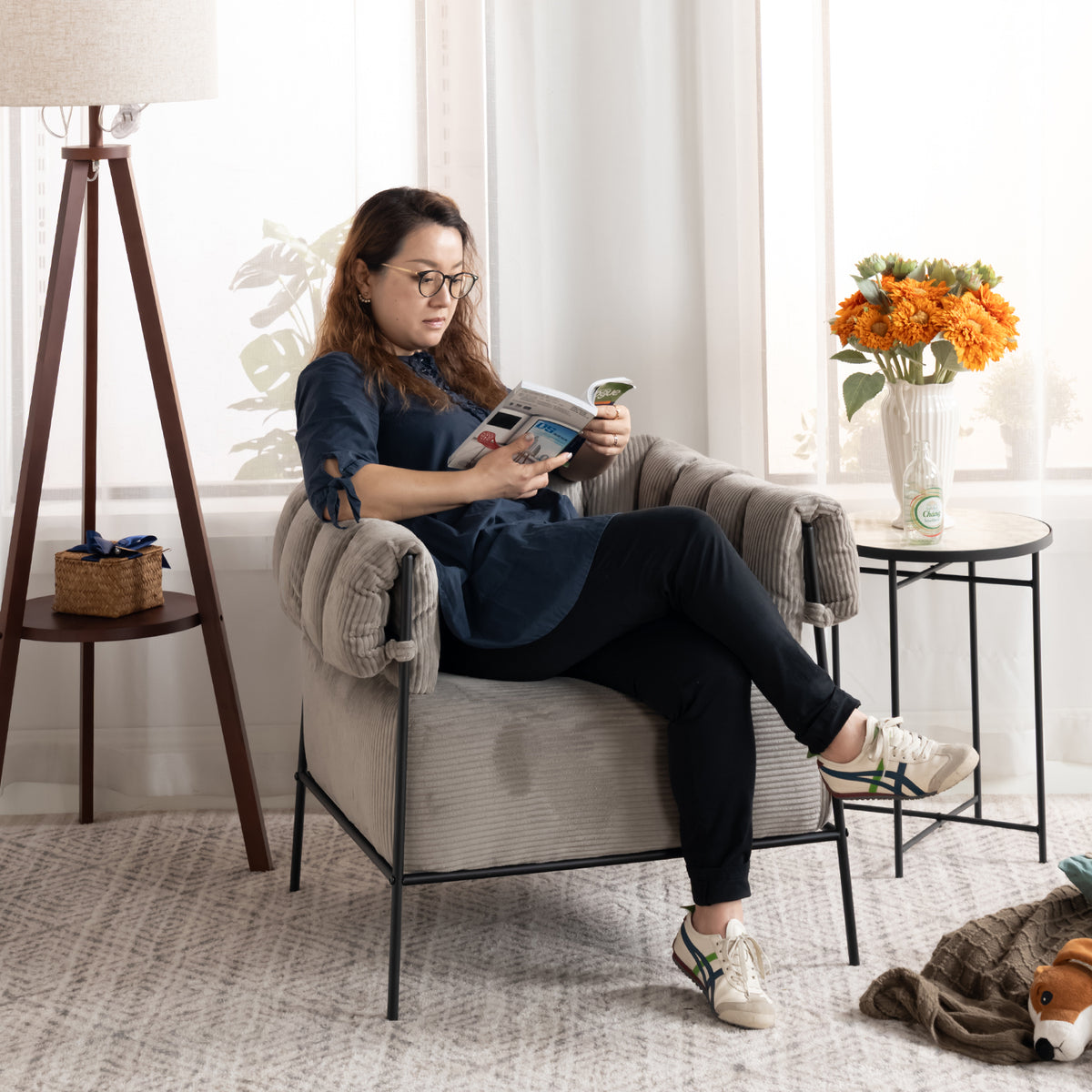 Loungesessel mit Armlehnen aus helltaupefarbenem Cord – DOMCO