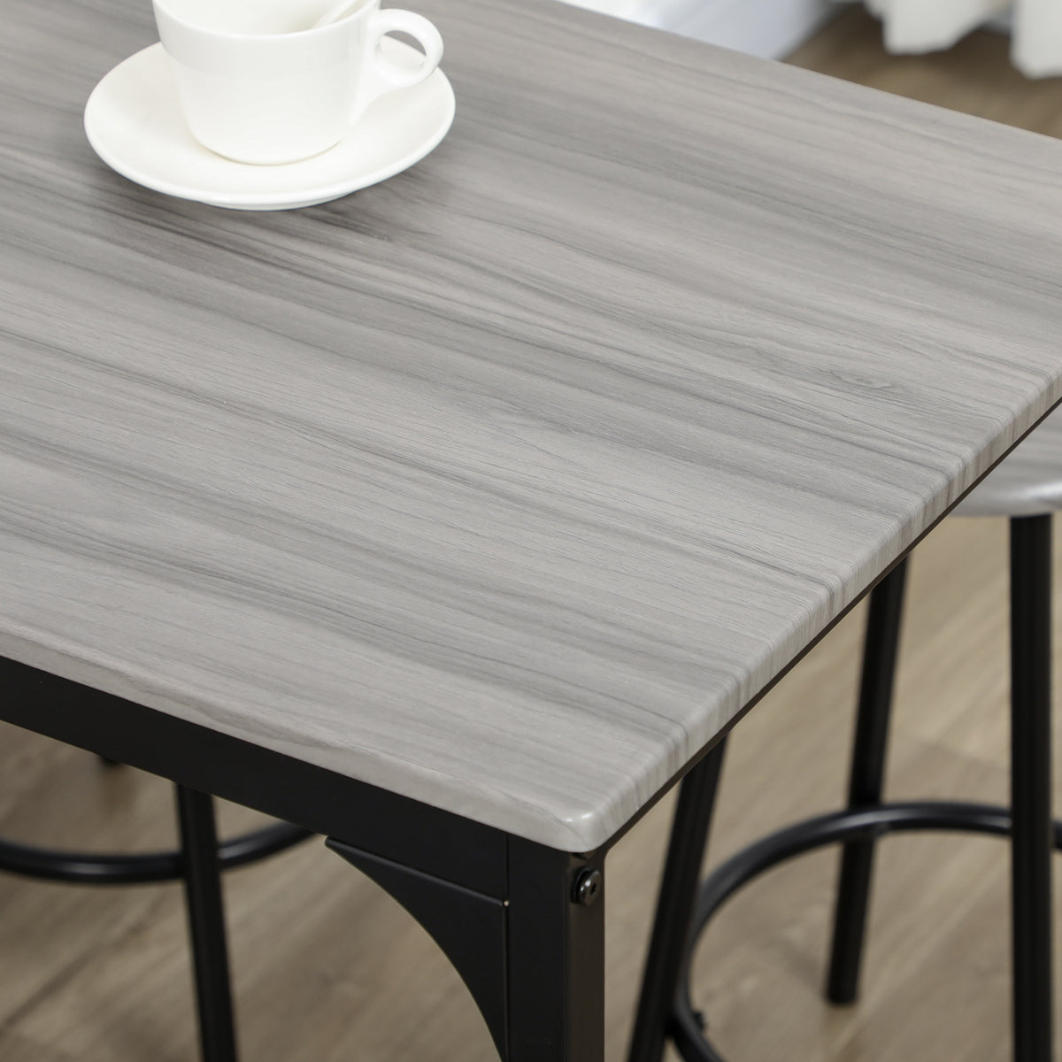 Hochtisch -Set mit vier grauen Industrie -Designhocker