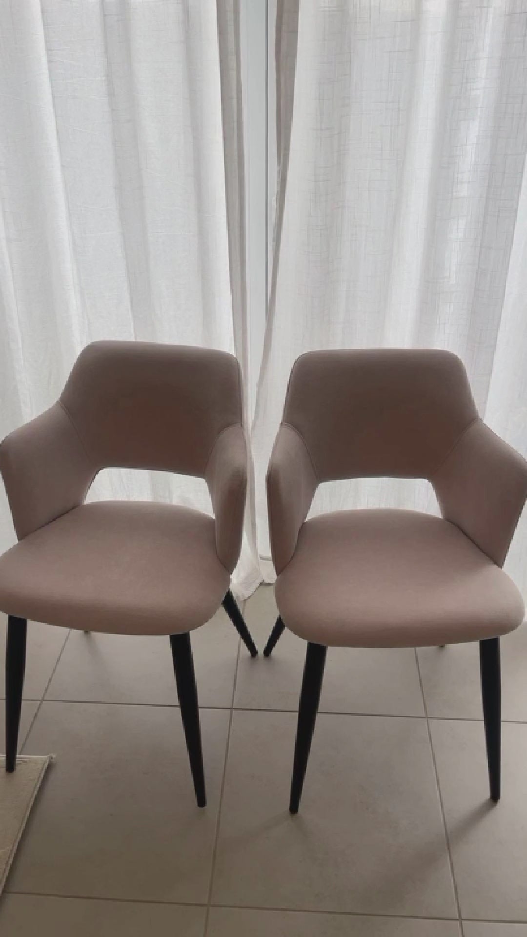 Lot de 4 fauteuils de salle à manger scandinaves avec accoudoirs en tissu beige - AKANJI