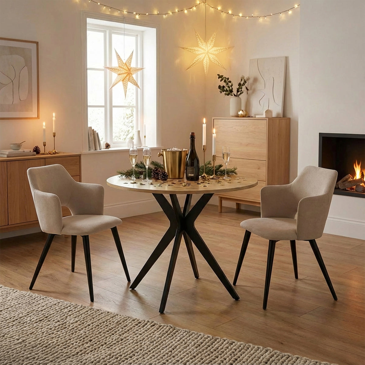 Ensemble table à manger ronde en chêne avec pieds en forme de X et 2 fauteuils en tissu beige de style scandinave pour salle à manger